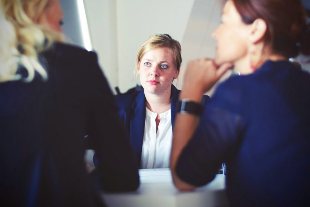 3 women in a business meeting